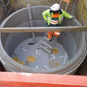 Cuve avec personnel qui travail